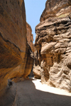 Jordan - Petra: the Siq - narrow passage - chasm - ravine - photo by M.Torres