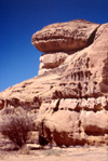 Saudi Arabia - Madain Salah: rock wall - photo by F.Rigaud