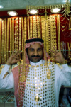 Saudi Arabia - Asir province - Abha: jeweller and his wares - gold - jewelry - photo by F.Rigaud