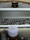 Mecca / Makkah, Saudi Arabia: a Muslim man looks at Kaaba in Haram Mosque, from the third floor - photo by A.Faizal