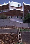 Saudi Arabia - Asir province - Abha: mud village - ladder on wall - photo by F.Rigaud