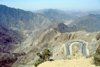 Saudi Arabia - Asir province - Rajal Almie valley: meandering road - photo by F.Rigaud