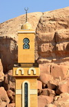 Al-Qarah, Al-Hofuf, Al-Ahsa Oasis, Eastern Province, Saudi Arabia: minaret of the Mosque of Abu Dhar al-Ghafari and Al-Qarah mountain / Jabal Al-Qarah, UNESCO world heritage site - photo by M.Torres