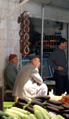 Turkey - Mardin: attentive men - market - photo by C. le Mire