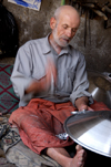 Mardin - Southeastern Anatolia, Turkey: artisan making a large metal plate - photo by J.Wreford