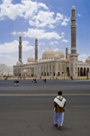 Sana'a / Sanaa, Yemen: man walks to the Ali Abdullah Saleh Mosque - designed for 40,000 worshippers - photo by J.Pemberton